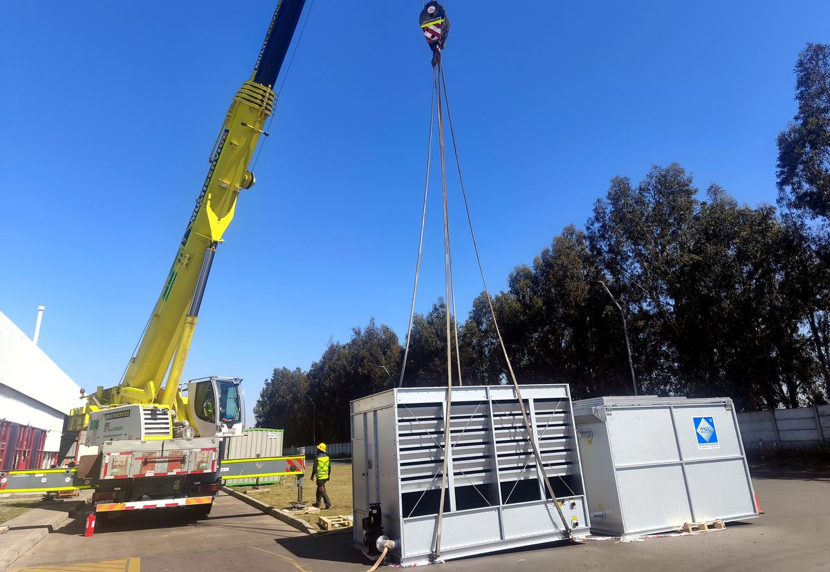 Grúa preparando el izaje de las secciones del condensador
