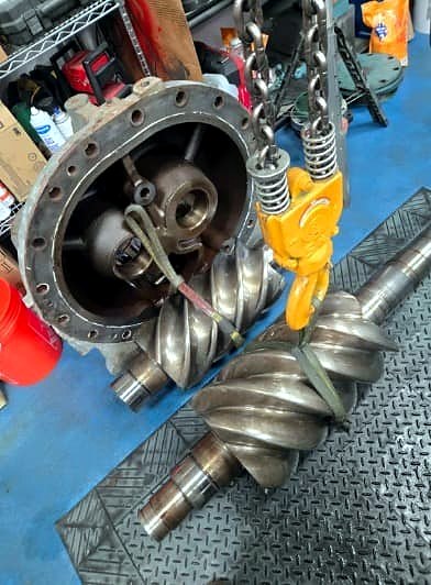 Extracción de rotores de compresor de tornillo con tecle en taller