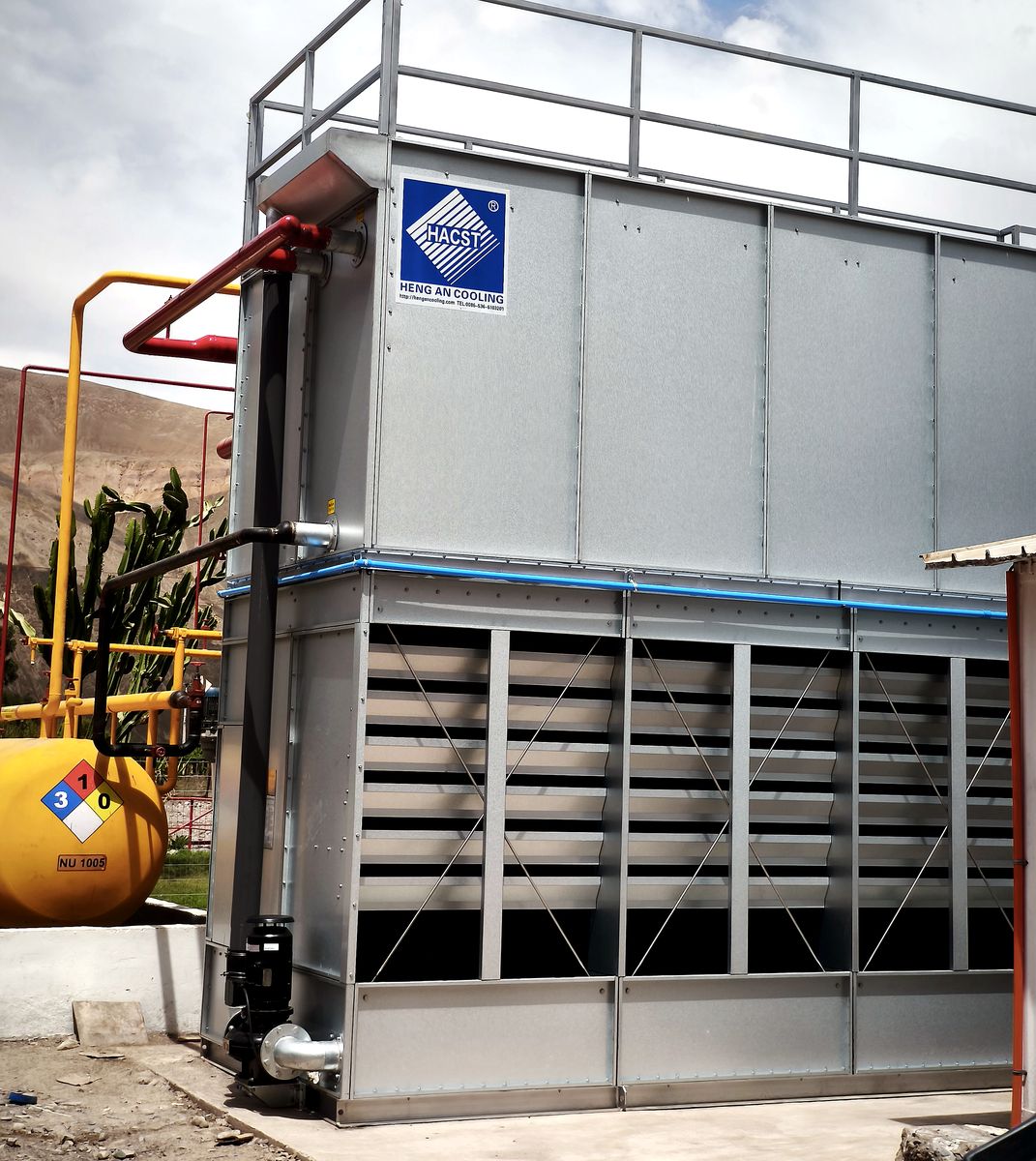 Condensador evaporativo instalado junto al estanque de amoníaco